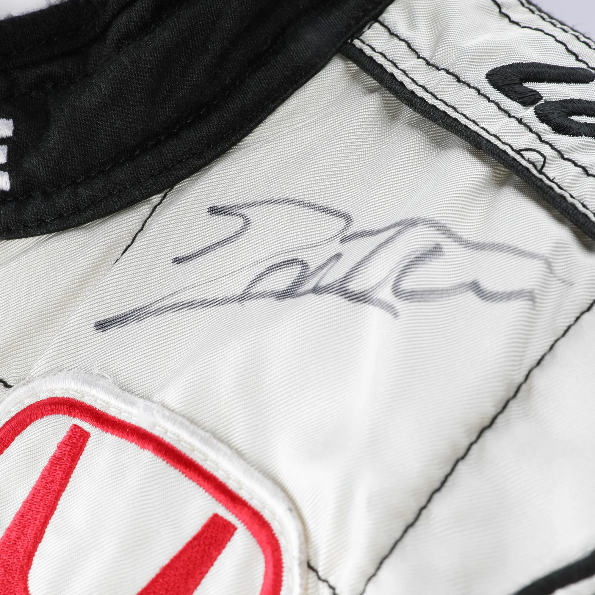 Season Launch LOT 033 - Jacques Villeneuve 2001 BAR Suit - Signed - Image 9
