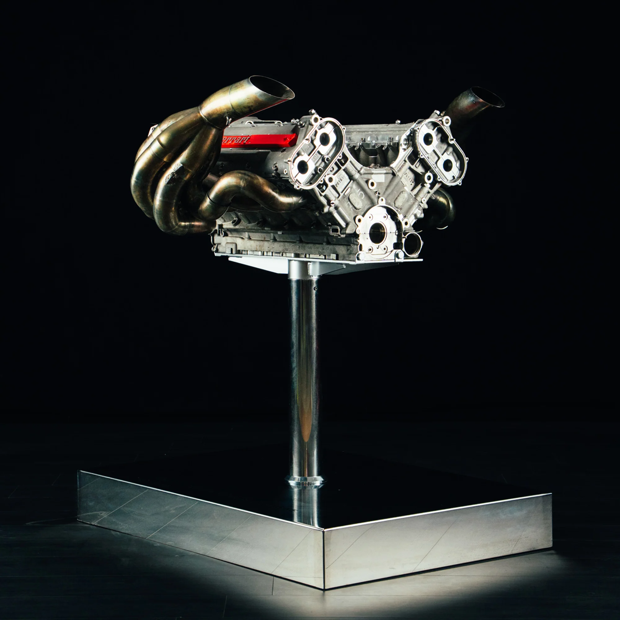 Season Launch LOT 041 – 2001 Ferrari F2001 050 Engine - Display Stand - Image 6